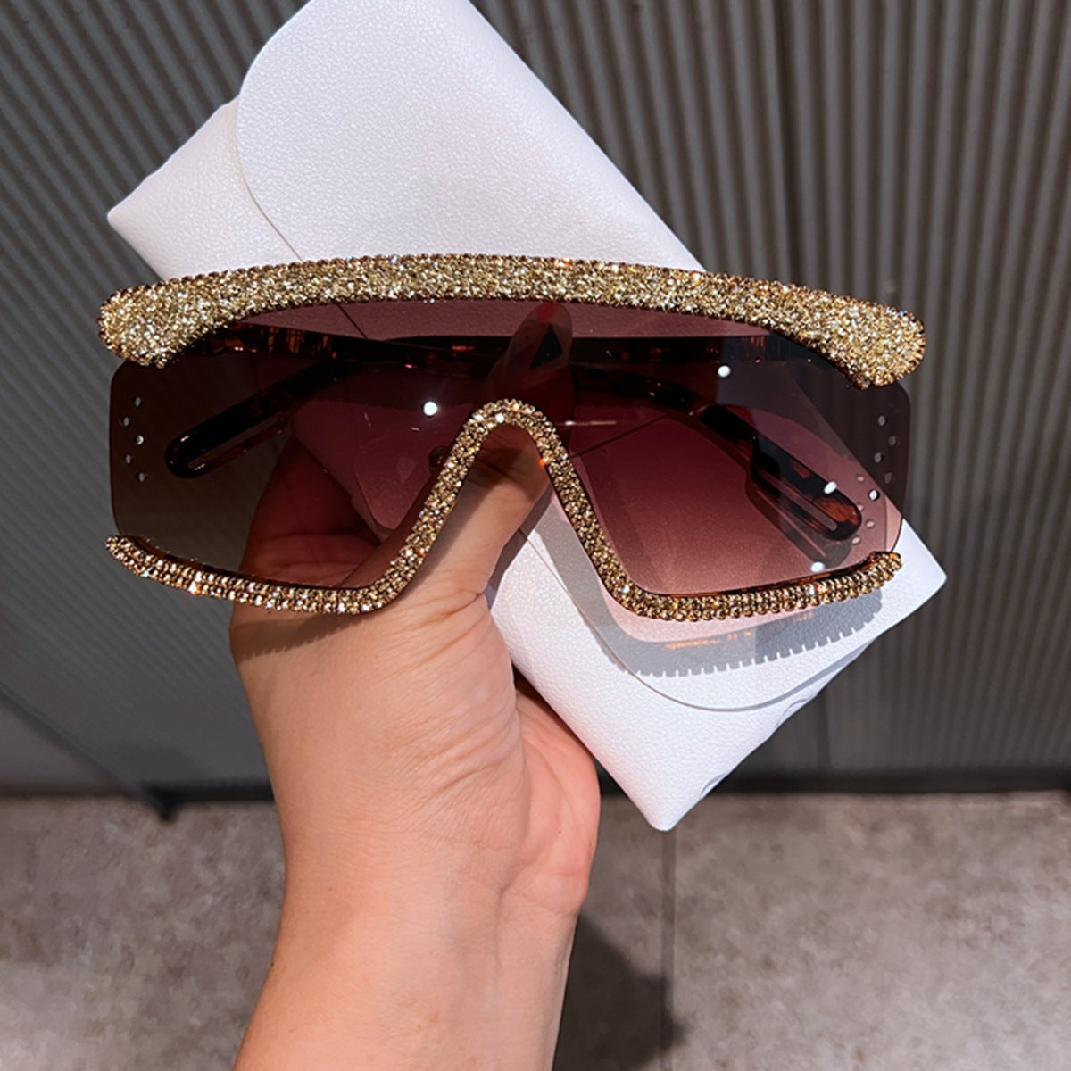 Damen Sonnenbrille mit funkelndem Strassrahmen und modernem Design Karnz