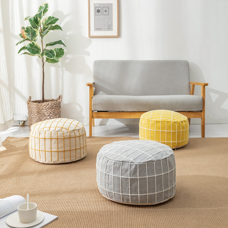 Runde Sitzpouf mit gestricktem Karo-Bezug und formstabilem Innenkern Karnz