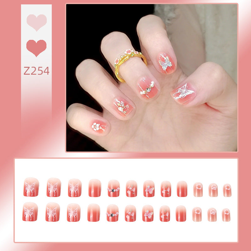Kreatives Kunstnagelset mit floralen Verzierungen Karnz
