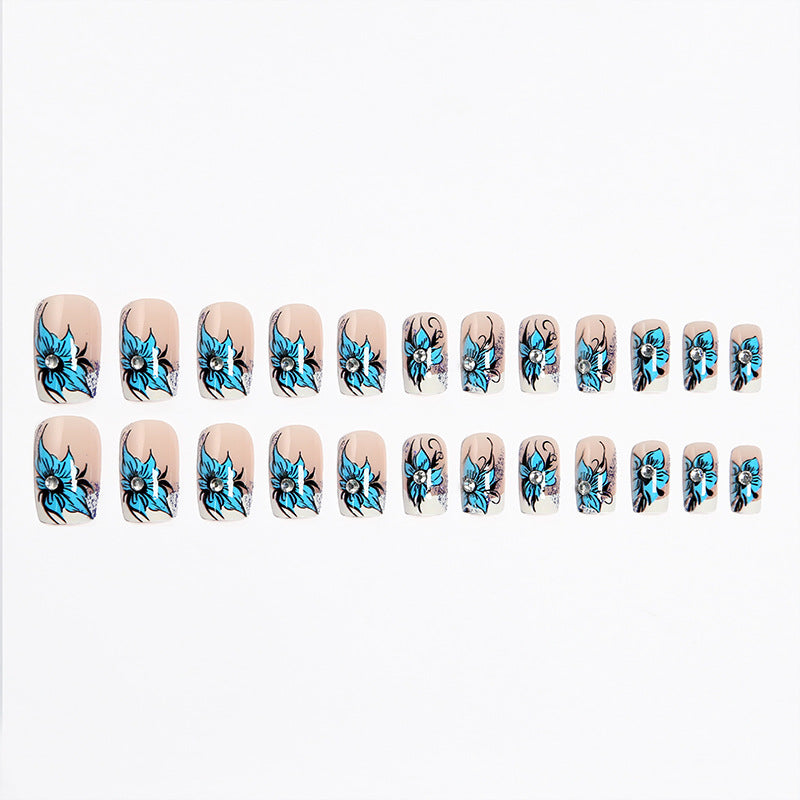 Kunstnagelset mit detailreichen floralen Designs und Glitzerelementen Karnz