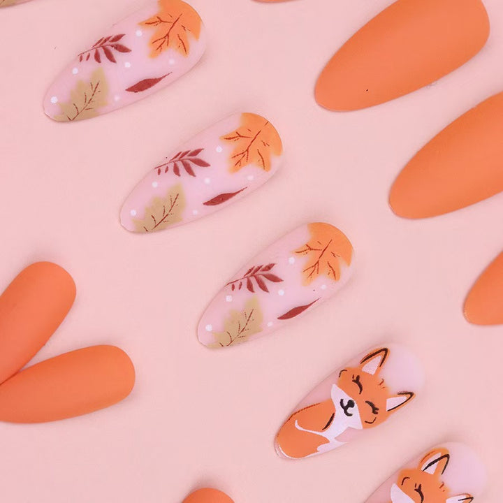 Künstlerisches Press-On-Nagelset mit floralem und Charakterdesign Karnz