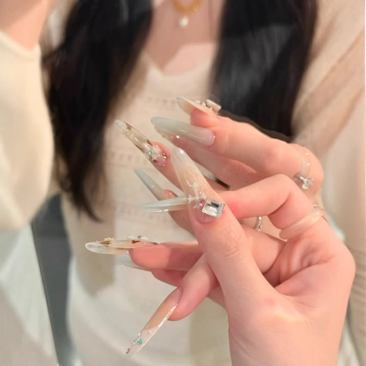 Elegante dekorative Press-On-Nagelerweiterungen