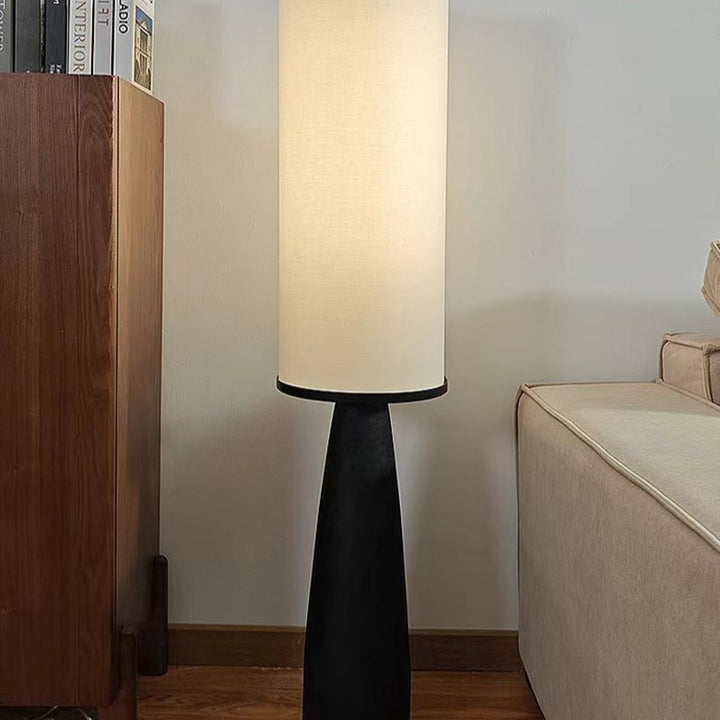 Moderner minimalistischer Stehlampe mit integriertem Beistelltisch