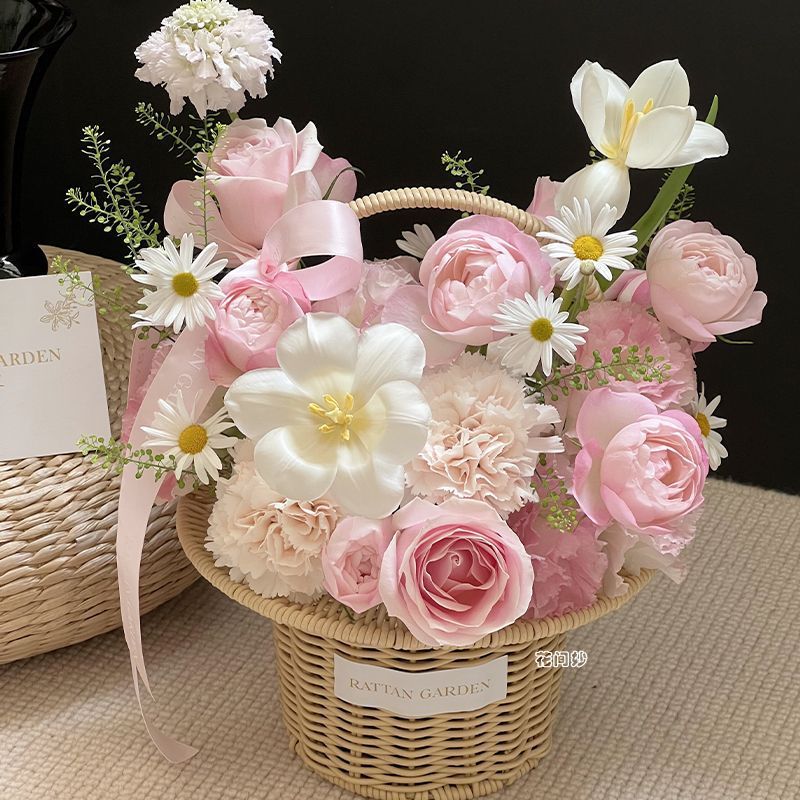 Luxuriöse handgefertigte Blumenkorbbesteckung