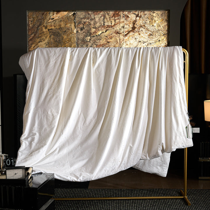 Elegante Jacquard-Bettwäschegarnitur aus Baumwollsatin mit feiner Reliefstruktur und Hotel-Style-Kissenbezügen