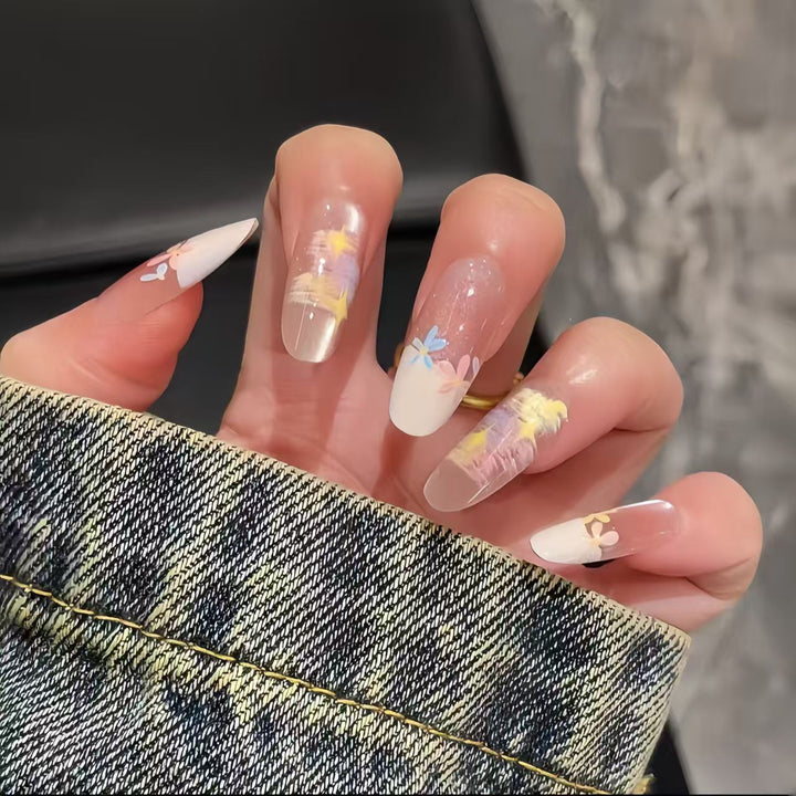 Kunstnägel mit Zarten Floralen Akzenten und Glitzer-Effekten Karnz