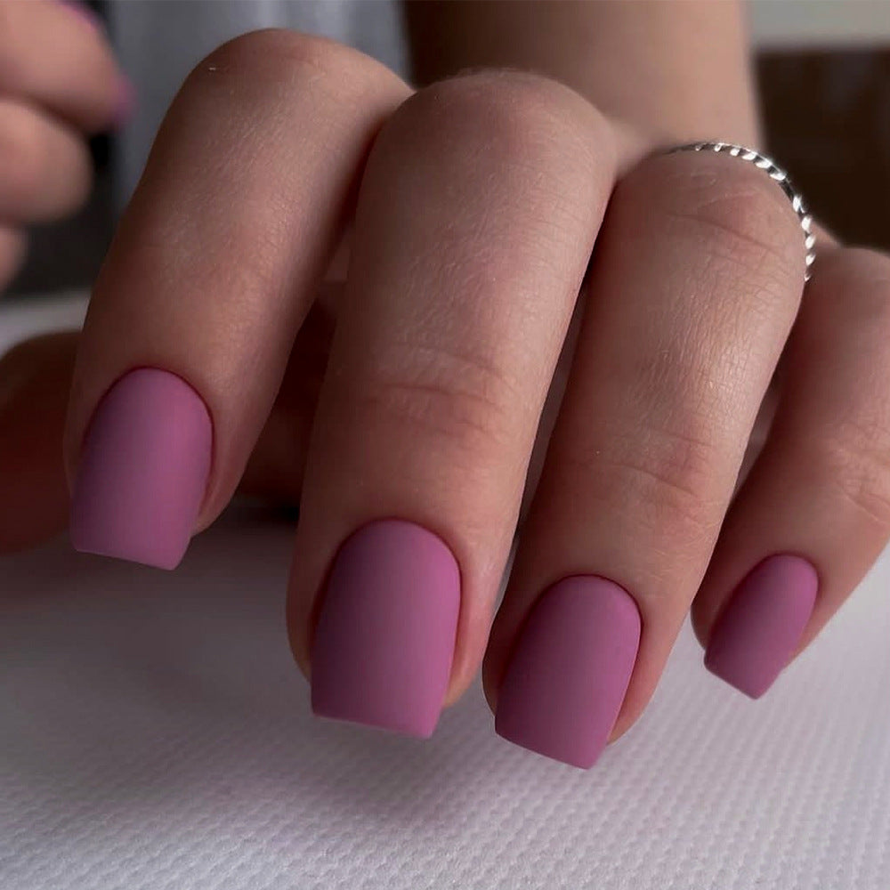Künstliche Nagelkunst mit mattem Finish Karnz