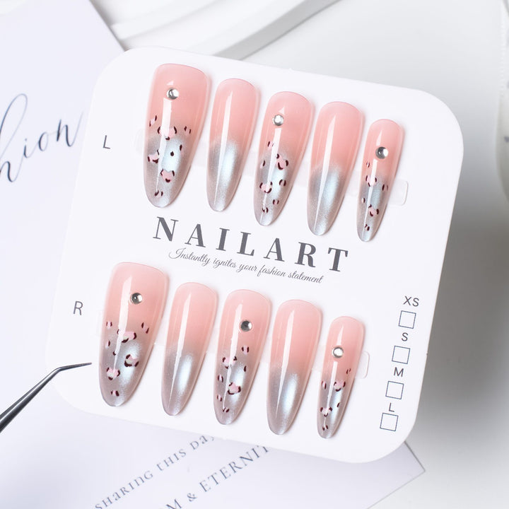 Künstlerisches Press-On-Nageldesign mit floralen Akzenten Karnz