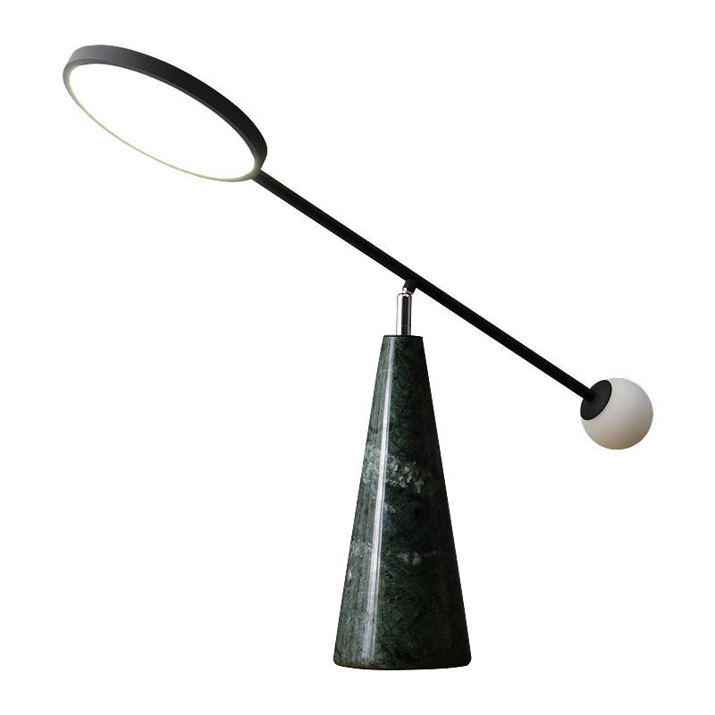 Moderne verstellbare Schreibtischlampe mit geometrischem Sockel