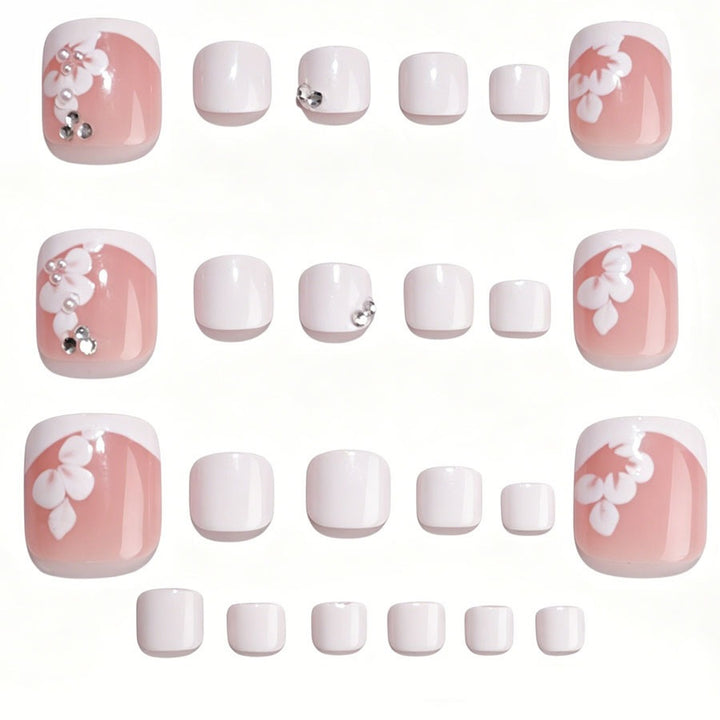 Kunstnagelset mit eleganten Blumen-Design und Glitzerakzenten Karnz