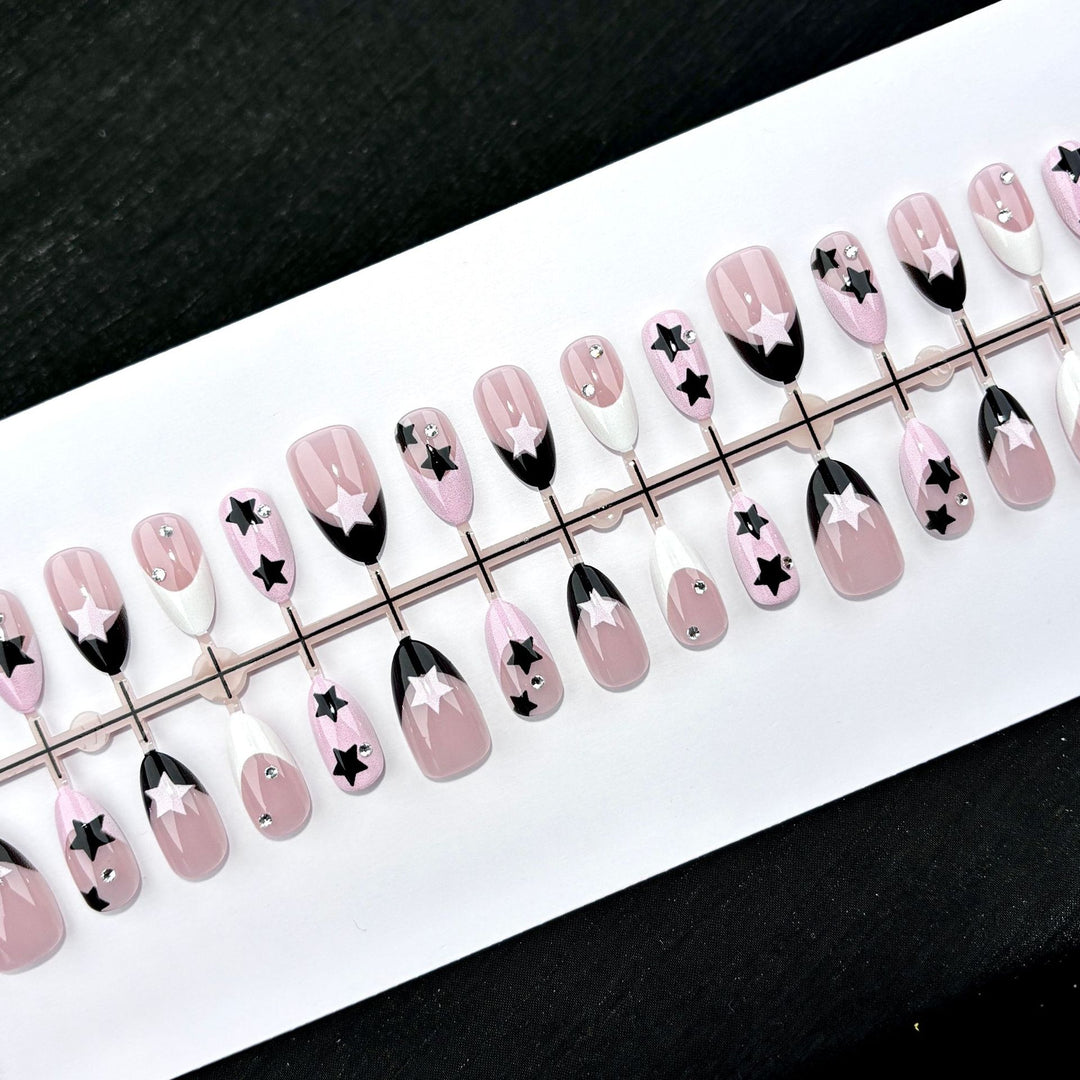 Dekoratives Press-On-Nagelset mit künstlerischem Stern-Design