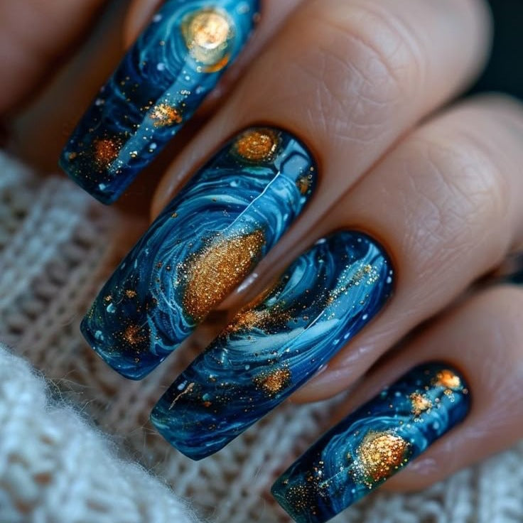 Kreatives Kunstnagelset mit galaktischem Design Karnz