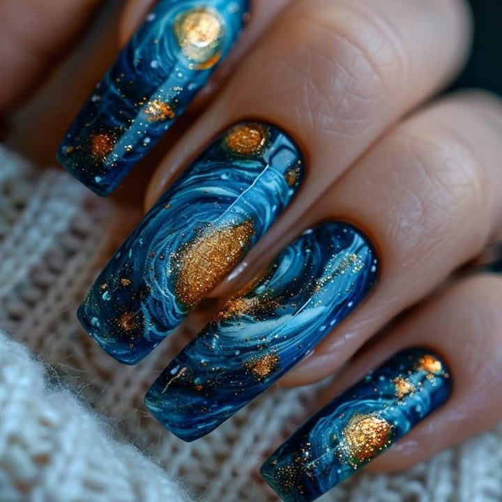 Kreatives Kunstnagelset mit galaktischem Design Karnz