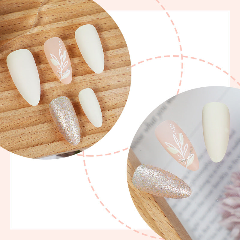Elegantes Press-On Nagelkunst-Set mit floralem Akzent Karnz