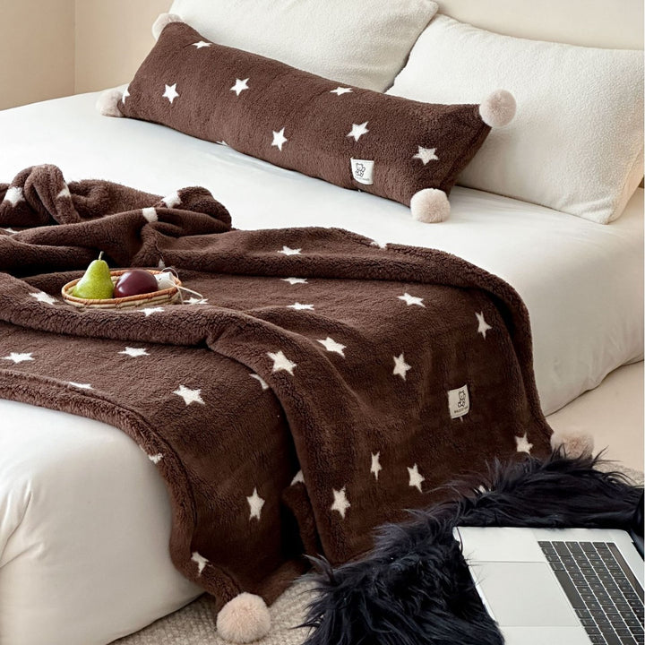 Große kuschelige Wohndecke im Nordic-Boho-Muster mit Pompon-Quasten