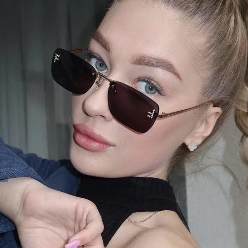 Damen quadratische Sonnenbrille mit elegantem goldenen Rahmen und stylishen Gläsern Karnz