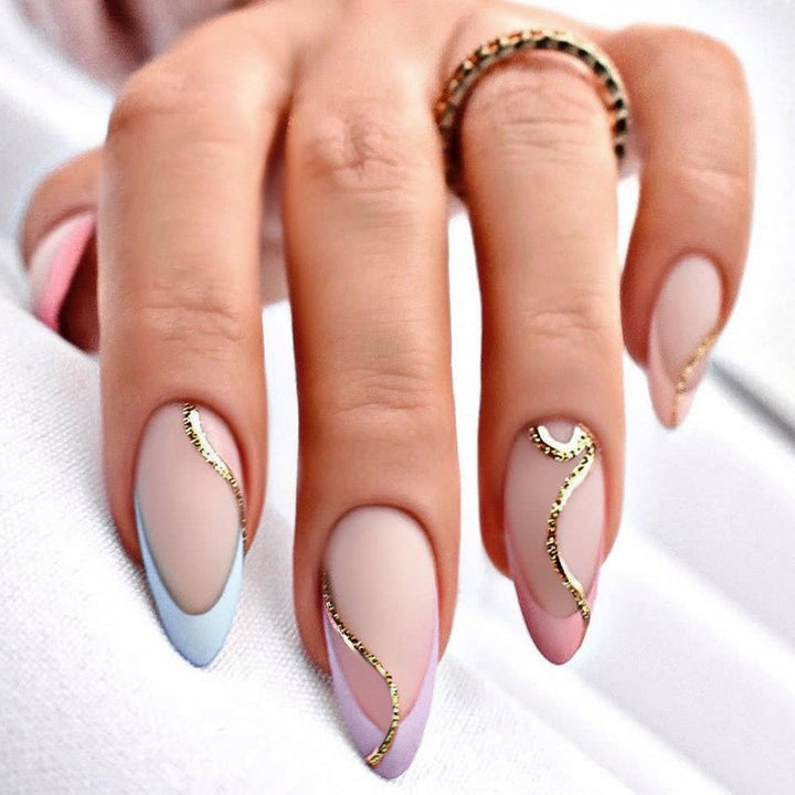 Kreatives Kunstnagelset mit Leopardenmuster und Glitzerakzenten Karnz