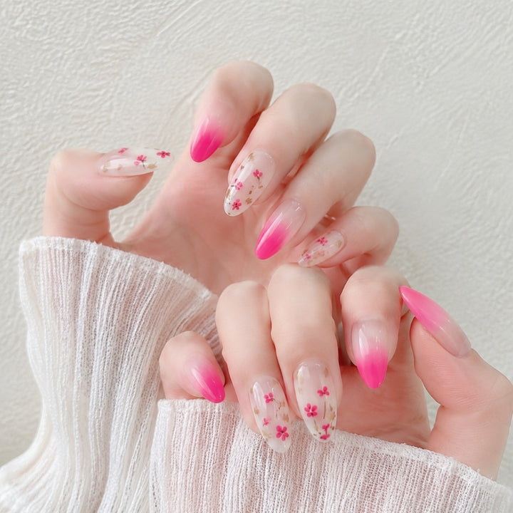Kunstnägel mit Zartem Blüten- und Ombre-Effekt Karnz