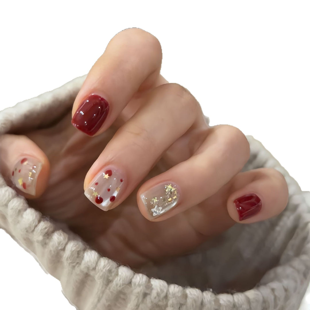 Kunstnagelset mit Funkelnden Glitzerdetails und Kreativen Motiven Karnz