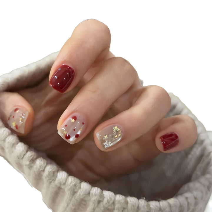 Kunstnagelset mit Funkelnden Glitzerdetails und Kreativen Motiven Karnz