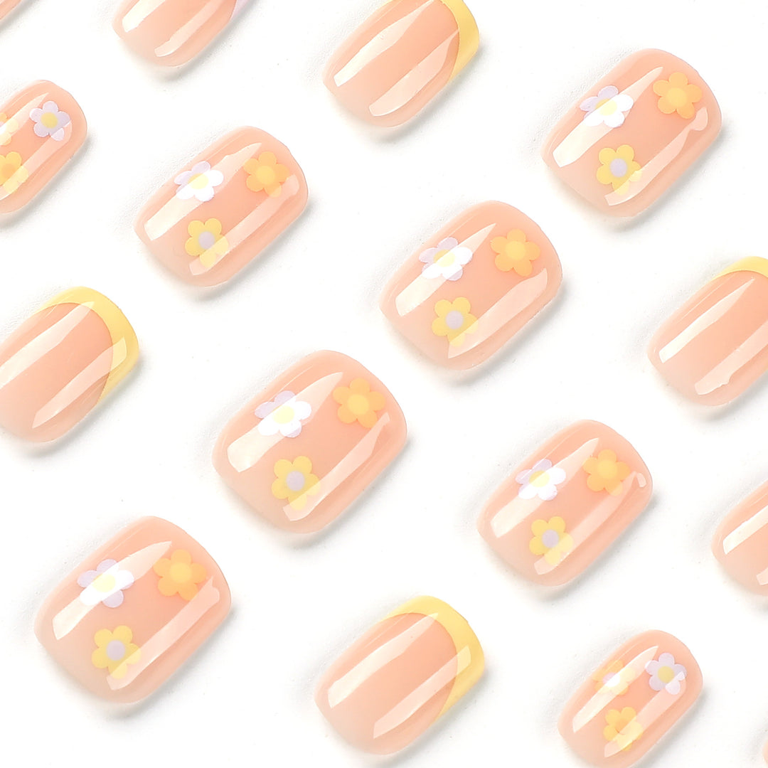 Kunstvolle Nagelkunst mit Blumenmotiv Karnz