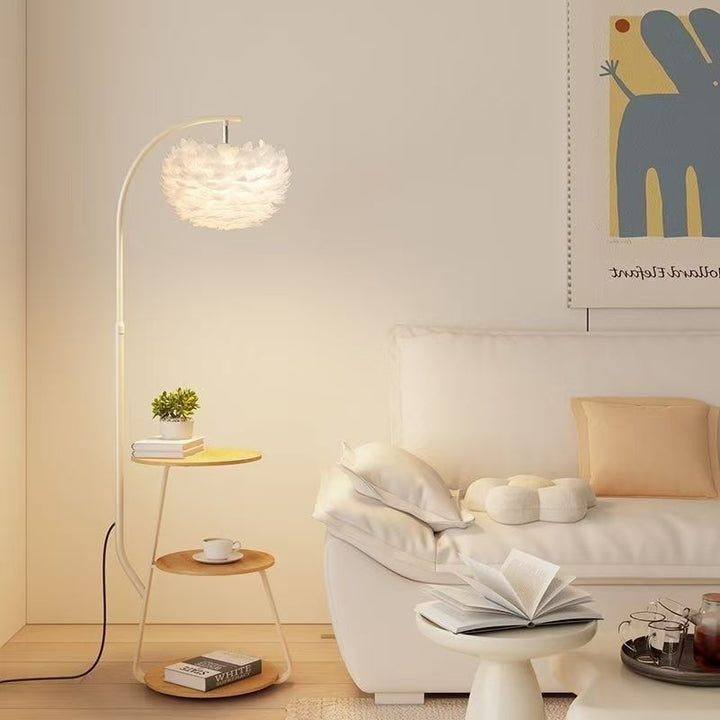 Künstlerische Stehlampe mit elegantem Federlampenschirm
