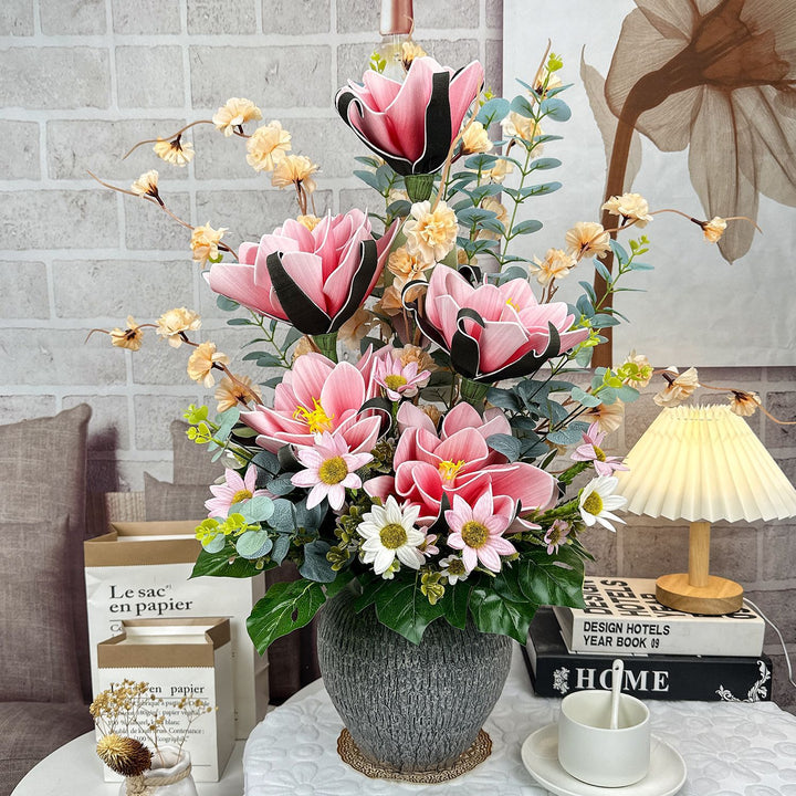 Elegantes lebensechtes Blumenarrangement für die Innendekoration