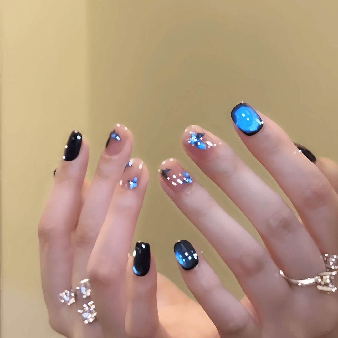 Künstliche Nail Art mit Glitzer und Blumenmotiven Karnz