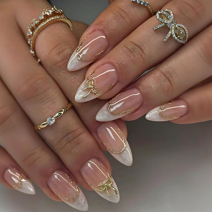 Kunstnagelset mit luxuriösen Spitzen und glamourösen Akzenten Karnz