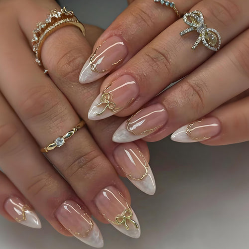 Kunstnagelset mit luxuriösen Spitzen und glamourösen Akzenten Karnz