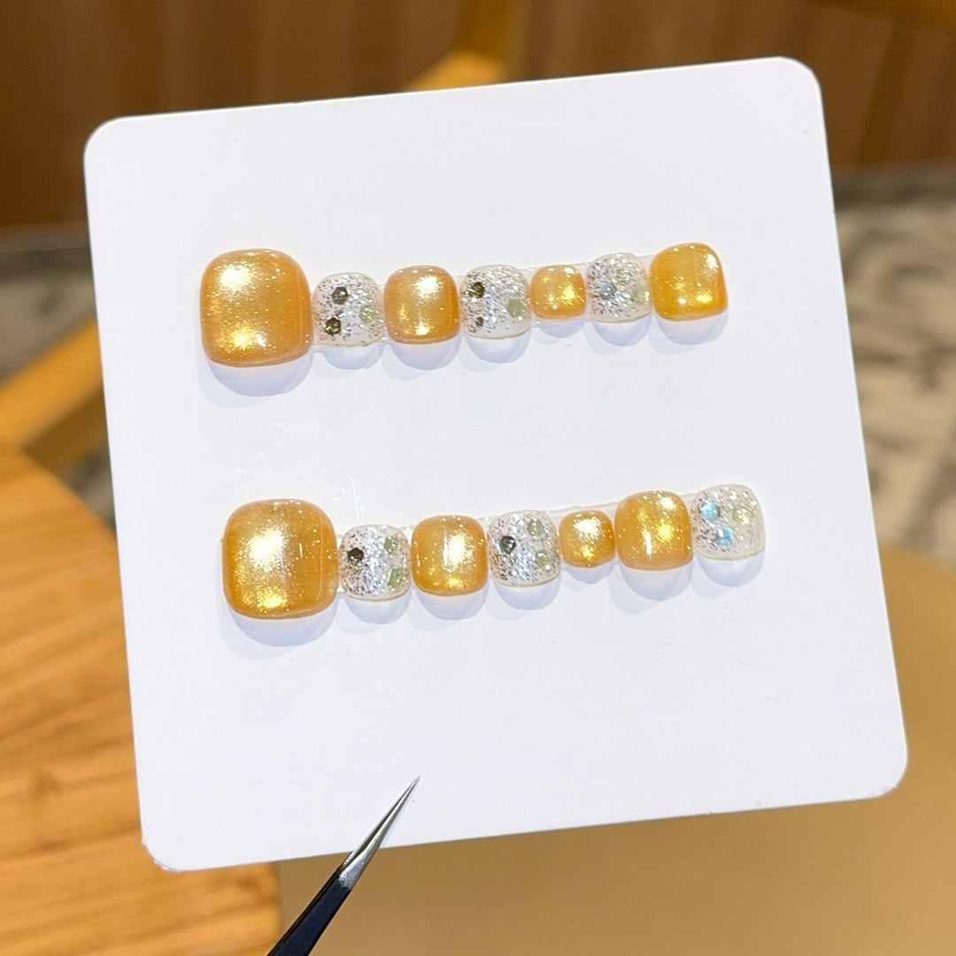 Kunstnägel mit Glamourösem Glitzereffekt und Trend-Design Karnz