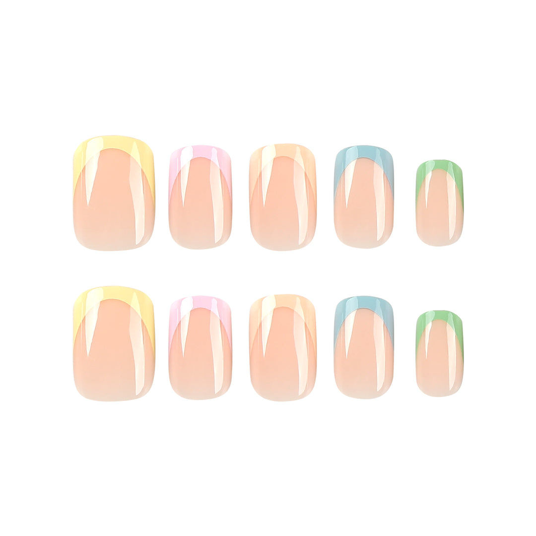 Kunstvolle Nagelverzierung mit zartem Gradient und eleganten Spitzen Karnz