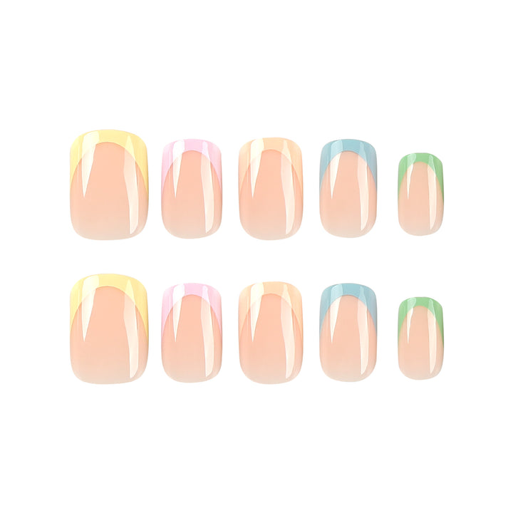 Kunstvolle Nagelverzierung mit zartem Gradient und eleganten Spitzen Karnz