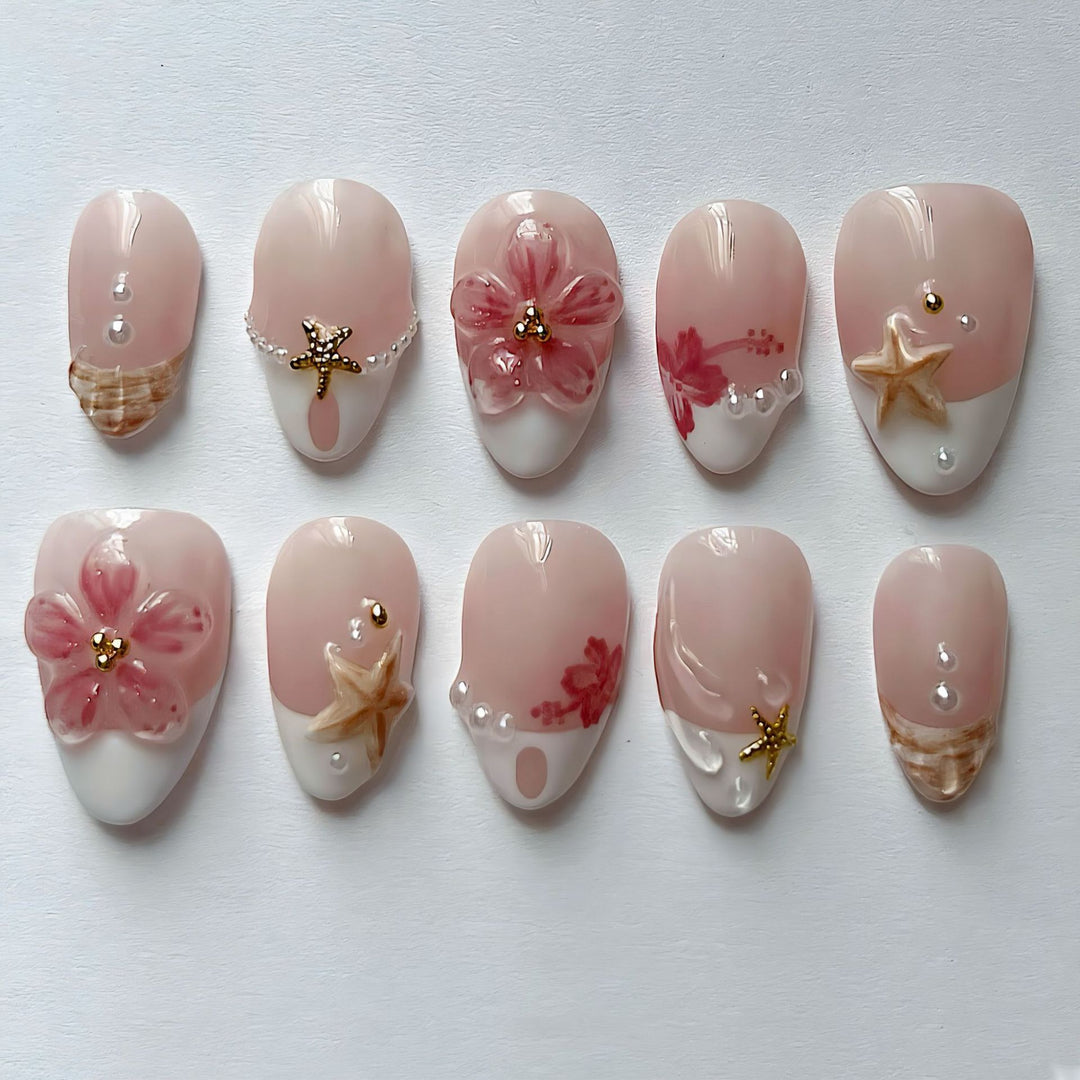 Elegante Kunstnägel mit floralen Designs und Glitzerakzenten Karnz