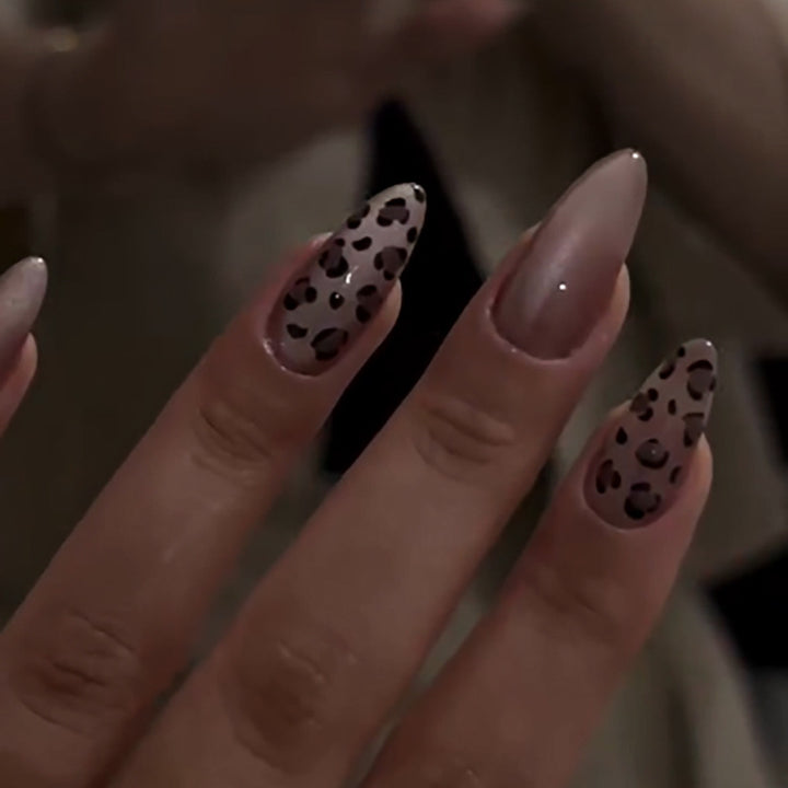 Elegante Stiletto-Nagelverlängerungen mit Leopardenmuster Karnz