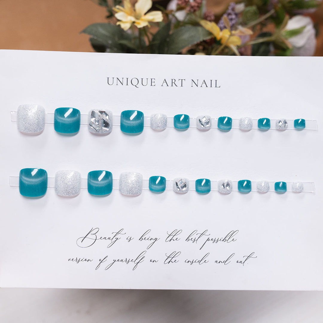 Elegante mit Strass dekorierte Pediküre Nagelkunst