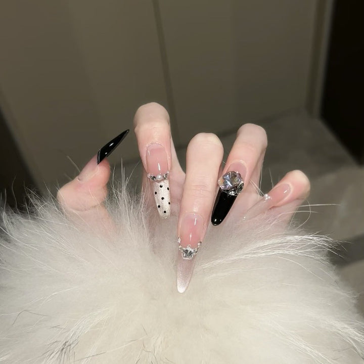 Elegante Stiletto Kunstnägel mit Funkelnden Strassdetails Karnz