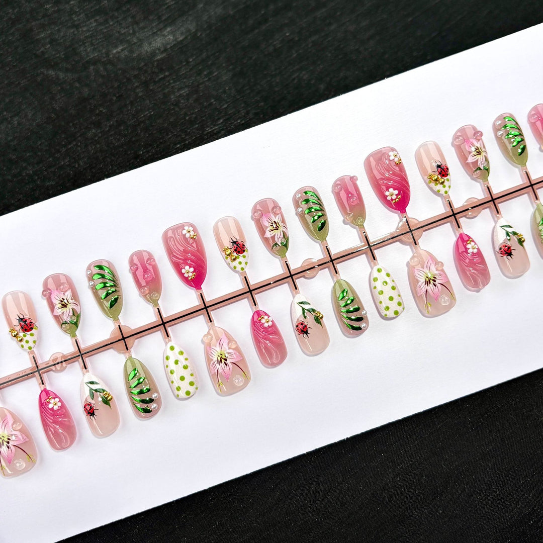 Künstlerisches Floral-dekoriertes Press-On Nagelset