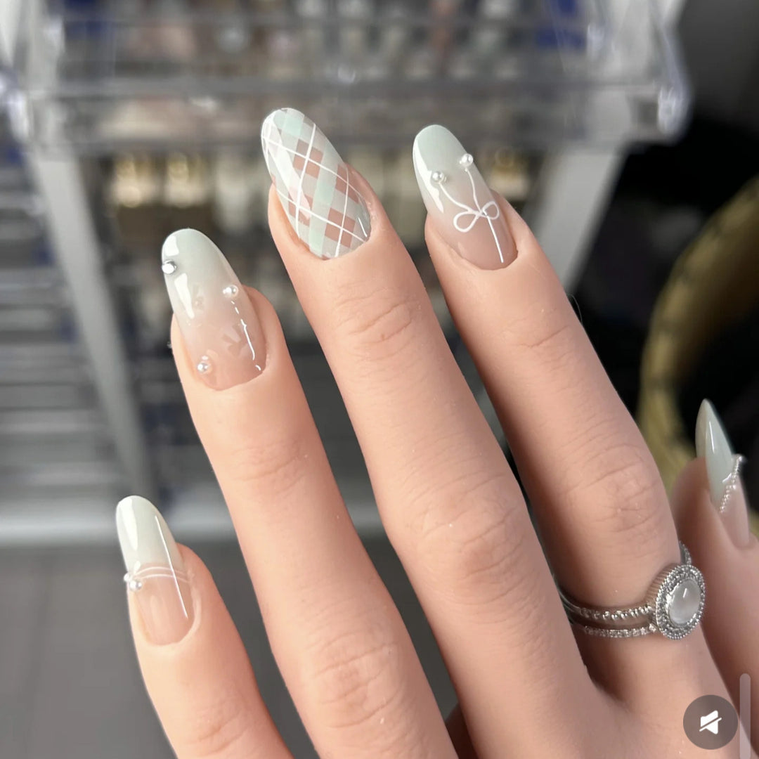 Dekoratives Press-On Nagelkunst Set Karnz