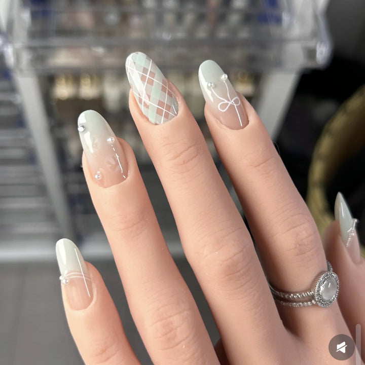 Dekoratives Press-On Nagelkunst Set Karnz
