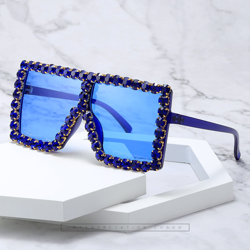 Damen auffällige quadratische Sonnenbrille mit funkelnden Applikationen Karnz