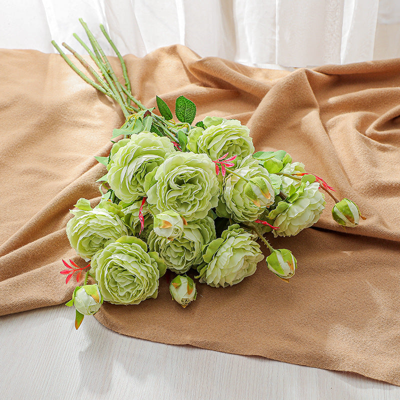 Eleganter künstlicher Rosenstrauß