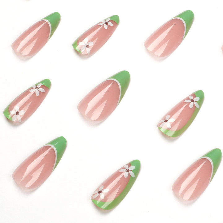 Kunstvolle Nagelkunst mit floralen Details Karnz