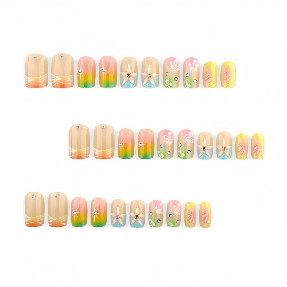 Kunstvolle Nagelspitzen mit Floralen Akzenten Karnz