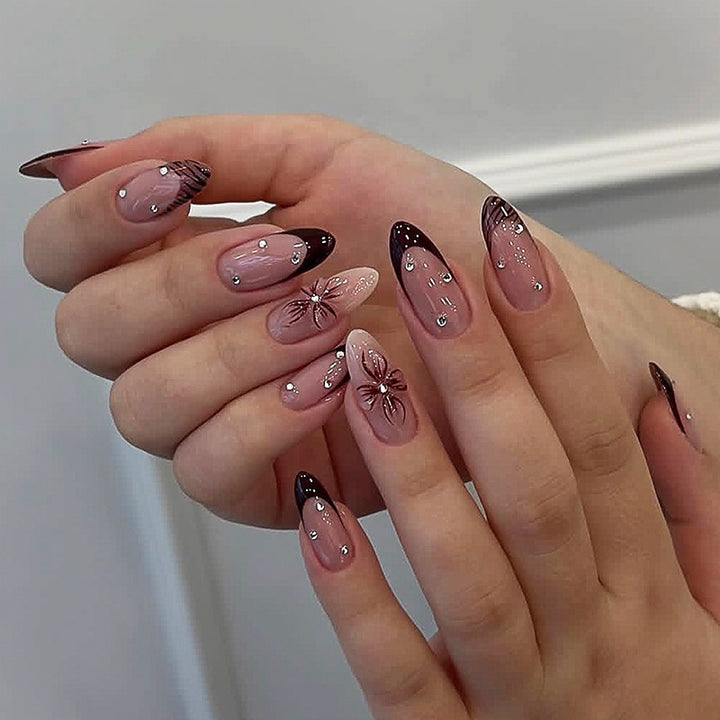 Deluxe Press-On Nagelset mit eleganten schwarzen Spitzen und Verzierungen Karnz