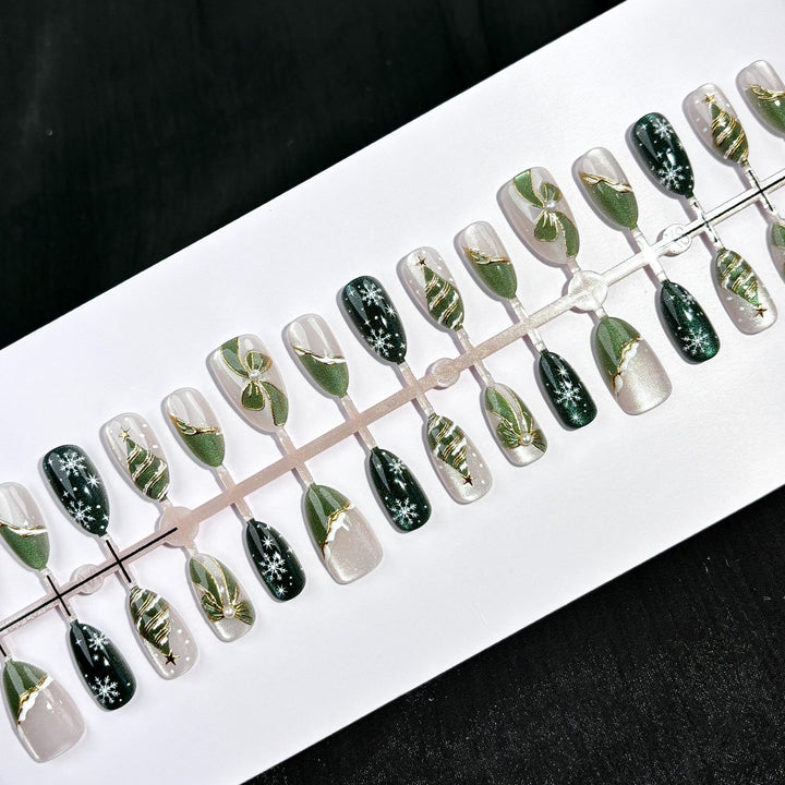 Elegantes, von Feiertagen inspiriertes Press-On Nagelkunstset