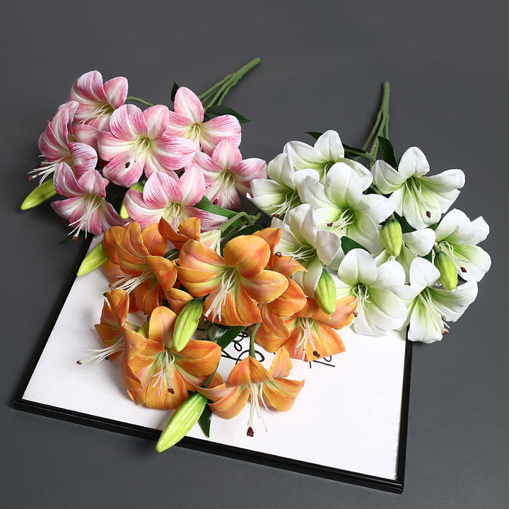 Realistischer lebensnaher Lilienblumenstrauß