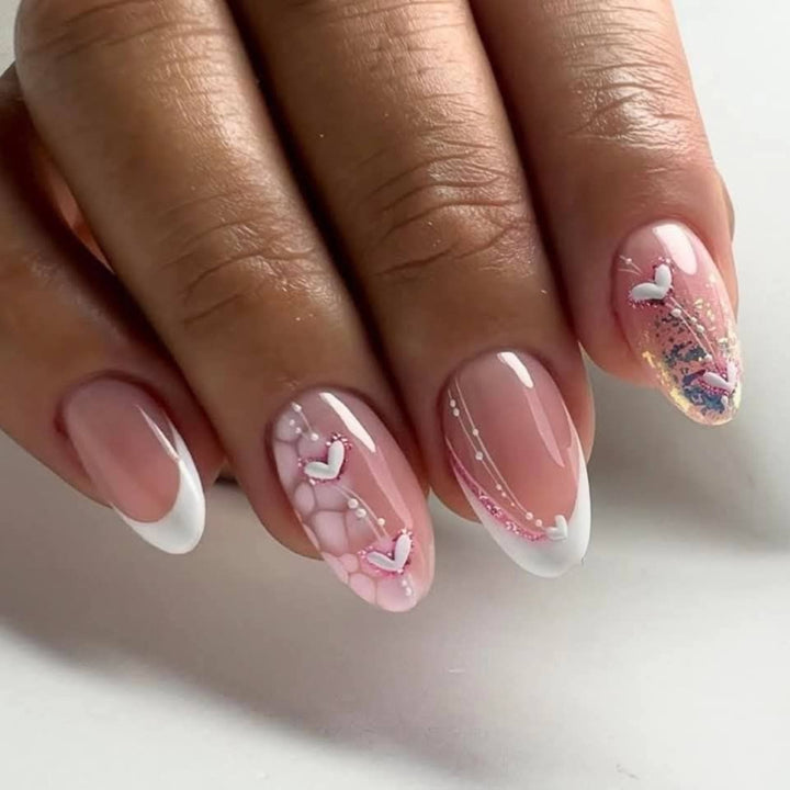 Kunstvolle Gel-Nägel mit romantischen Herzmotiven Karnz