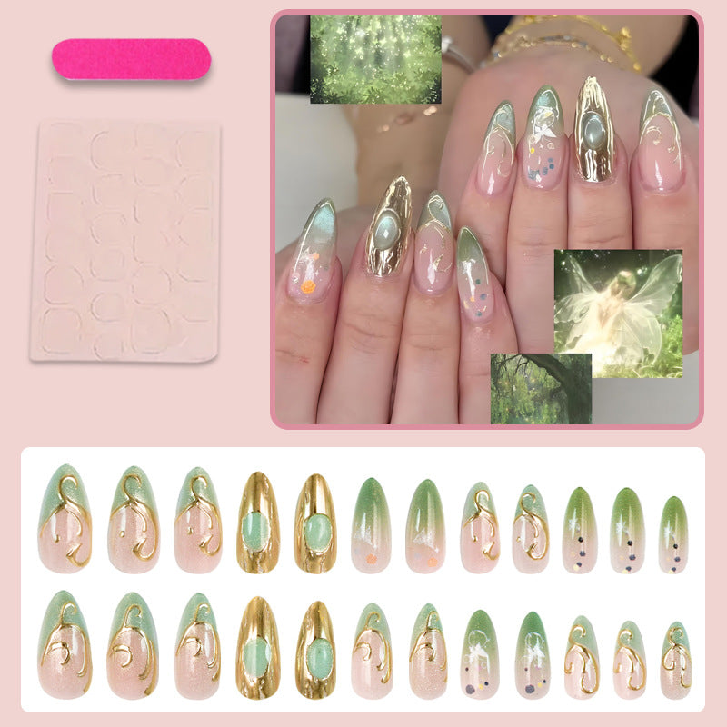 Kunstnagelset mit eleganten Goldakzenten und floralen Designs Karnz