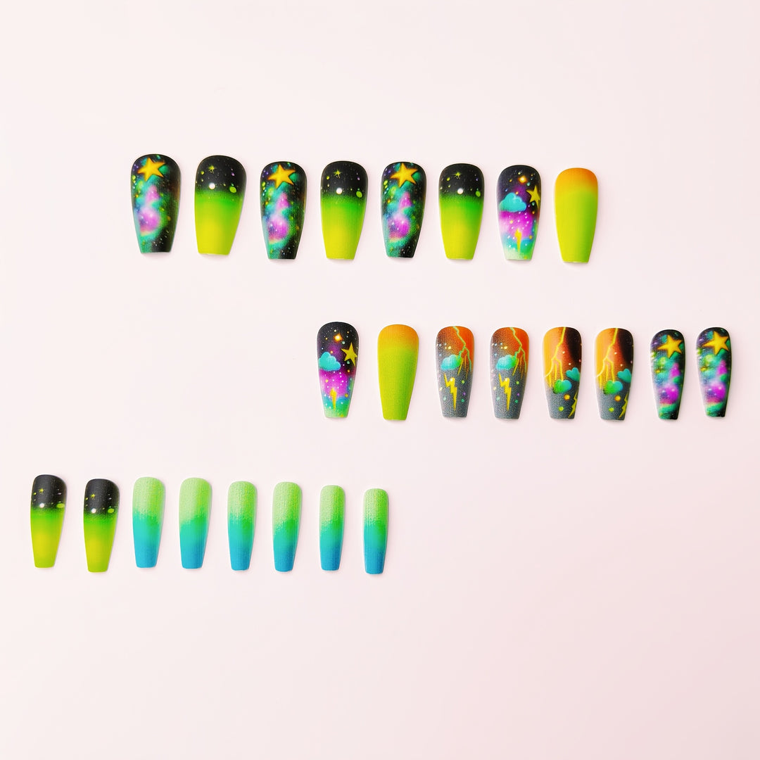 Kreative Kunstnägel mit Neon Galaxy-Motiv Karnz